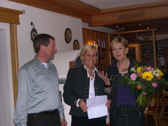 vlnr: Obmann Buchner Johann, BGM SOnja OTtenbacher und Renate Altenberger